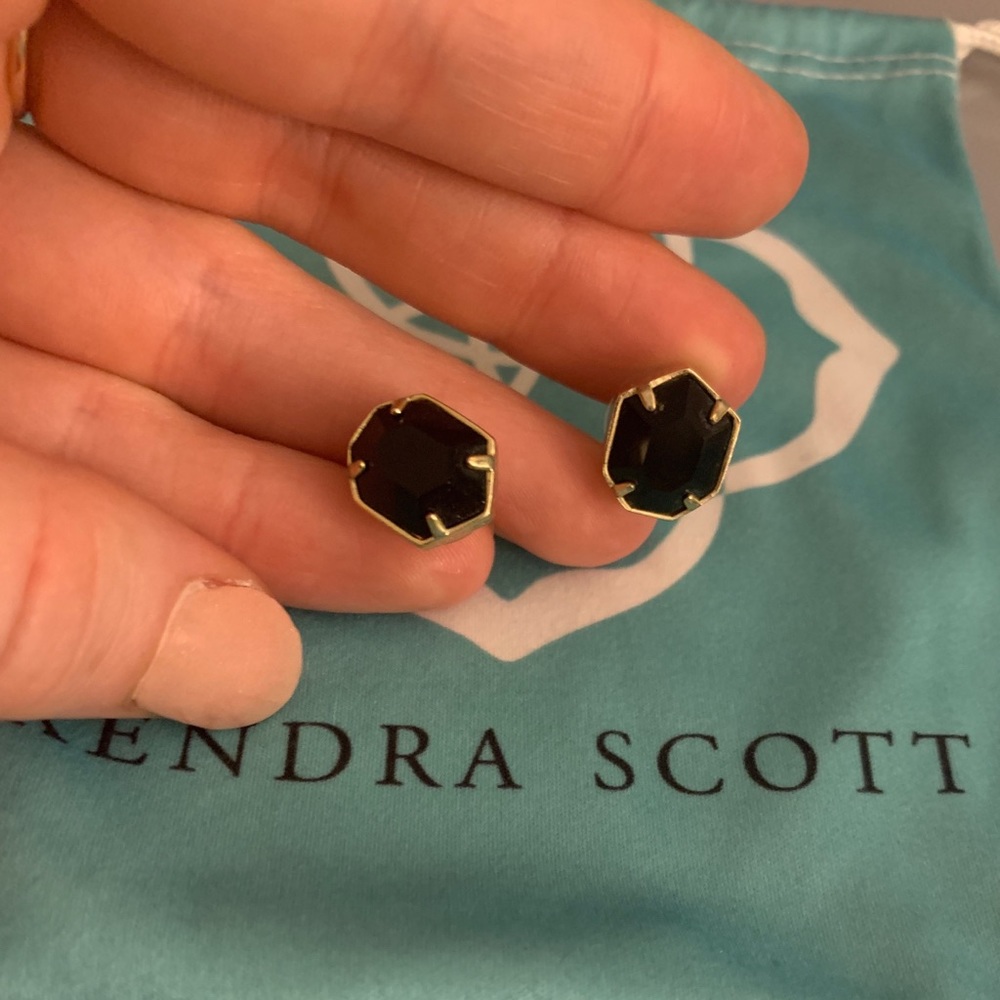 NWOT Kendra Scott Taylor Earrings
